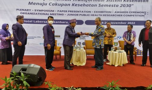 Discussing Community-Based Surveillance as the Main Strategy for Health System Resilience, the Dean of FPH UI Becomes a Panelist at FIT IAKMI Pekanbaru